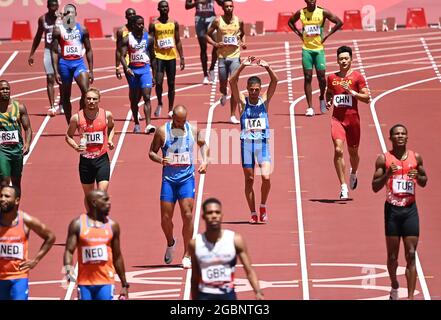 Tokyo, Giappone. 5 agosto 2021. Gli atleti camminano per assistere al caldo maschile 4x100m ai Giochi Olimpici di Tokyo 2020 a Tokyo, Giappone, 5 agosto 2021. Credit: Yibo/Xinhua/Alamy Live News Foto Stock