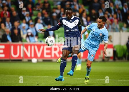 MELBOURNE, AUSTRALIA - 17 APRILE: Adama Traore of Melbourne Victory e Adrian Luna of Melbourne City durante la partita di calcio Hyundai A-League tra Melbourne City FC e Melbourne Victory il 17 aprile 2021 all'AAMI Park di Melbourne, Australia. Credit: Dave Hewison/Speed Media/Alamy Live News Foto Stock