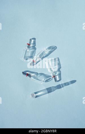 Fiale di vetro con medicinale, vaccino per preparazioni mediche e cosmetiche composizione da ampolle con ombre Foto Stock