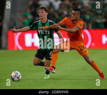4 agosto 2021: Houston Dynamo centrocampista Darwin Ceren (24) sfida Austin FC centrocampista Sebastian Berhalter (6) per possesso durante una grande partita di calcio tra Austin FC e Houston Dynamo il 4 agosto 2021 ad Austin, Texas. Austin ha vinto 3-2. (Credit Image: © Scott Coleman/ZUMA Press Wire) Foto Stock