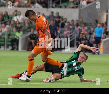 4 agosto 2021: Il centrocampista del Austin FC Alexander Ring (8) sfida il centrocampista di Houston Dynamo Joe Corona (14) per possesso durante una grande partita di calcio della Lega tra il Austin FC e Houston Dynamo il 4 agosto 2021 ad Austin, Texas. Austin ha vinto 3-2. (Credit Image: © Scott Coleman/ZUMA Press Wire) Foto Stock