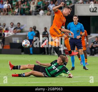 4 agosto 2021: Il centrocampista del Austin FC Alexander Ring (8) sfida per possesso durante una grande partita di calcio della Lega tra il Austin FC e Houston Dynamo il 4 agosto 2021 ad Austin, Texas. Austin ha vinto 3-2. (Credit Image: © Scott Coleman/ZUMA Press Wire) Foto Stock