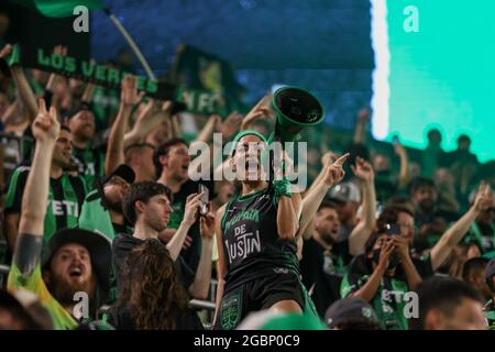 4 agosto 2021: I tifosi del Austin FC festeggiano una vittoria del 3-2 sulla Houston Dynamo in una partita di calcio della Major League il 4 agosto 2021 ad Austin, Texas. (Credit Image: © Scott Coleman/ZUMA Press Wire) Foto Stock