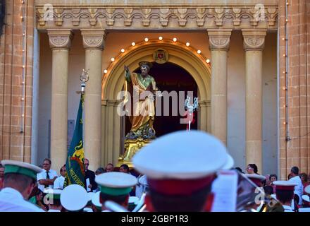 BIRZEBBUGA, MALTA - 27 luglio 2015: I musicisti della band suonano strumenti di fronte alla statua di San Pietro nella festa di Birzebbuga Malta Foto Stock