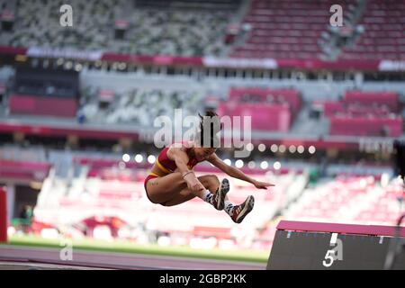 5 agosto 2021; Stadio Olimpico, Tokyo, Giappone: Tokyo 2020 Giochi olimpici estivi giorno 13; Heptathlon femminile, salto lungo, ZHENG Ninali della Cina Foto Stock