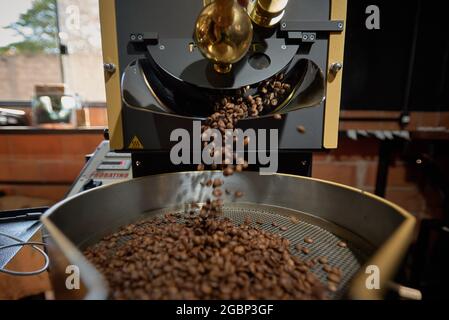 Franca, Brasile. 04 agosto 2021. I chicchi di caffè arabica escono da un torrefattore in una fattoria nella regione dell'alta Mogiana, Franca, San Paolo, Brasile, il 4 agosto, 2021. Il prezzo del caffè è salito bruscamente dopo un lungo periodo di siccità e gelo che ha colpito le piantagioni, che hanno danneggiato la produzione di chicchi di caffè. (Foto di Igor do vale/Sipa USA) Credit: Sipa USA/Alamy Live News Foto Stock