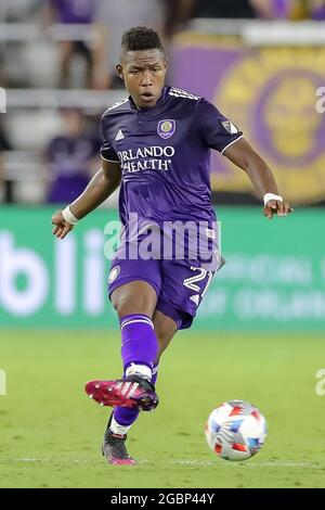 4 agosto 2021: Il centrocampista di Orlando City ANDRES PEREA (21) effettua un pass durante la partita di calcio MLS Orlando City vs Inter Miami all'Exploria Stadium di Orlando, Florida, il 4 agosto 2021. (Immagine di credito: © Cory Knowlton/ZUMA Press Wire) Foto Stock