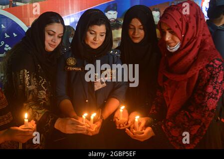 Lahore, Pakistan. 04 agosto 2021. Capo responsabile del traffico (CTO) Muntazir Mehdi, CCPO Ghulam Muhammad Dogar, DIG Imran, funzionari della polizia stradale delle donne e altri accendi le candele durante una cerimonia a lume di candela in occasione della "Giornata nazionale dei martiri della polizia" nel ricordo dei martiri della polizia del Punjab, Che hanno dato la vita per la pace nel paese" a Lahore. (Foto di Rana Sajid Hussain/Pacific Press/Sipa USA) Credit: Sipa USA/Alamy Live News Foto Stock