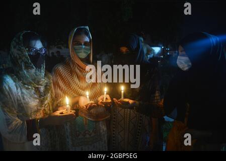 Lahore, Pakistan. 04 agosto 2021. Capo responsabile del traffico (CTO) Muntazir Mehdi, CCPO Ghulam Muhammad Dogar, DIG Imran, funzionari della polizia stradale delle donne e altri accendi le candele durante una cerimonia a lume di candela in occasione della "Giornata nazionale dei martiri della polizia" nel ricordo dei martiri della polizia del Punjab, Che hanno dato la vita per la pace nel paese" a Lahore. (Foto di Rana Sajid Hussain/Pacific Press/Sipa USA) Credit: Sipa USA/Alamy Live News Foto Stock