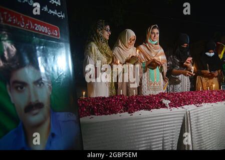 Lahore, Pakistan. 04 agosto 2021. Capo responsabile del traffico (CTO) Muntazir Mehdi, CCPO Ghulam Muhammad Dogar, DIG Imran, funzionari della polizia stradale delle donne e altri accendi le candele durante una cerimonia a lume di candela in occasione della "Giornata nazionale dei martiri della polizia" nel ricordo dei martiri della polizia del Punjab, Che hanno dato la vita per la pace nel paese" a Lahore. (Foto di Rana Sajid Hussain/Pacific Press/Sipa USA) Credit: Sipa USA/Alamy Live News Foto Stock