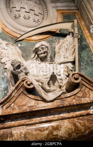 Tomba del Cardinale Cinzio Aldobrandini a Pietro in vincoli a Roma. Il fregio marmoreo comprende un ribattino e scheletri umani, simili a Gra Foto Stock