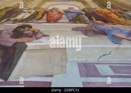 Un dettaglio basso, distorto, deformato, strano, unico dell'affresco di Raffaello, Scuola di Atene ai Musei Vaticani. A Roma, Italia. Foto Stock