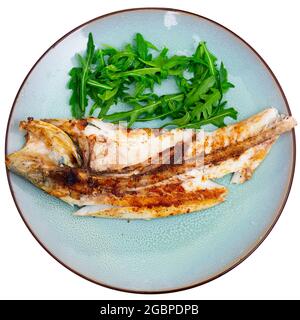 Pesce persico alla griglia servito con rucola Foto Stock