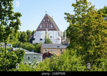 La Cattedrale di Porvoo è un'antica chiesa in pietra, un punto di riferimento visibile in cima a una collina sopra colorate vecchie case in legno della Vecchia Porvoo, Finlandia Foto Stock