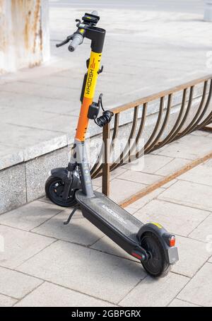 Mosca, Russia - 5 Aprile 2021: Scooter elettrico cittadino Whoosh. Noleggio scooter elettrico moderno parcheggiato. Scooter elettrici in affitto nel centro di Foto Stock