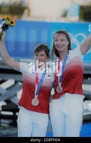LECOINTRE Camille e RETORNAZ Aloise (fra), medaglia DI BRONZO 4 AGOSTO 2021 - vela : Dinghy per due donne - 470 - cerimonia della vittoria durante i Giochi Olimpici di Tokyo 2020 al porto di Enoshima a Kanagawa, Giappone. Credit: Kaoru Soehata/AFLO/Alamy Live News Foto Stock