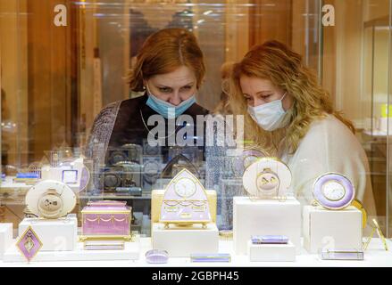 San Pietroburgo, Russia - 24 marzo 2021. Persone che indossano la maschera di protezione al Museo Faberge. Una collezione unica di gioielli appartenenti al reale Foto Stock