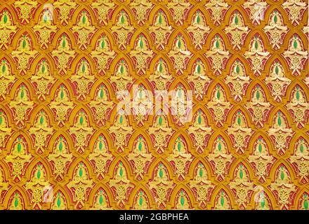 Stucco con ornamento geometrico in stile arabico sulla superficie della parete. Sfondo dorato con arabeschi o arredamento orientale simmery con motivo ad arco in sfumature Foto Stock