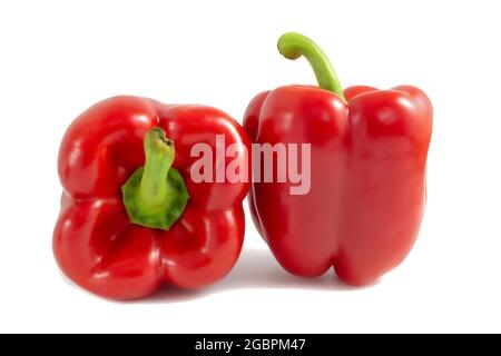 Peperone rosso dolce isolato su bianco. Paprika fresca Foto Stock
