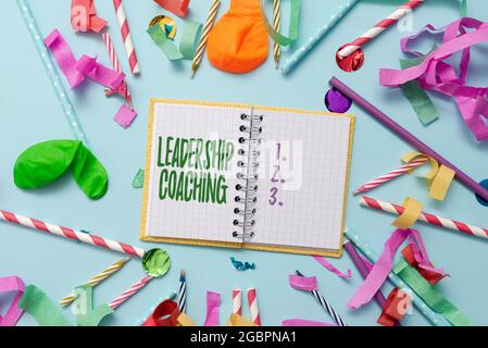 Calligrafia testo Leadership Coaching. Vetrina aziendale processo personalizzato che crea un leader s è funzionalità Colourful Party Collection flashy Foto Stock