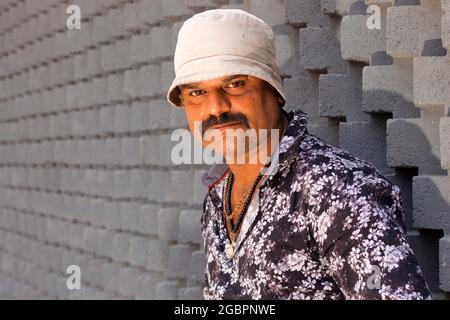 Giovane indiano con berretto bianco Foto Stock