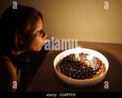 Torta di festa con golden candele - Numero 86 Foto stock - Alamy