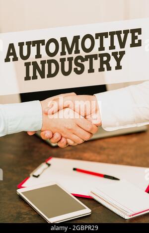 Display concettuale settore automobilistico. Internet Concept organizzazioni coinvolte nel business dei veicoli a motore due professionisti ben vestiti Foto Stock