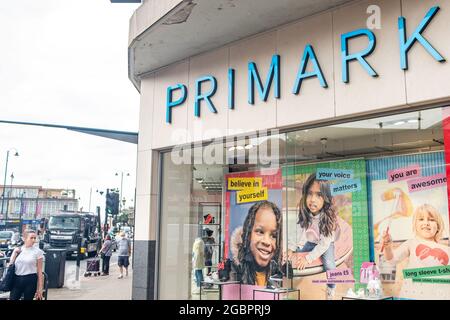 Londra - Agosto 2021: Negozio Primark a Tooting, Londra sud-occidentale. Un marchio di abbigliamento di valore britannico Foto Stock