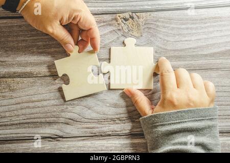 Puzzle bianco che si collega tra loro. Collaborazione per il successo aziendale del team o concetto di lavoro di squadra. Un gruppo di uomini d'affari che assemblano jigsaw puzzle.Bu Foto Stock