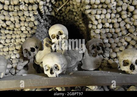 Il Cimitero Cattolico Romano di tutti i Santi con l'Ossario (chiesa ossea) a Sedlec, vicino Kutna Hora, Repubblica Ceca, 4 agosto 2021. Il Kostni Foto Stock