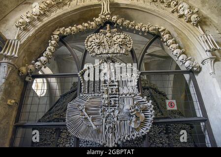 Il Cimitero Cattolico Romano di tutti i Santi con l'Ossario (chiesa ossea) a Sedlec, vicino Kutna Hora, Repubblica Ceca, 4 agosto 2021. Il Kostni Foto Stock