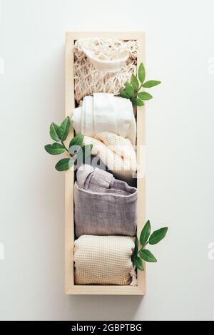 Borse eco-compatibili per la spesa in tessuto con vista dall'alto in box di legno. Concetto di zero sprechi,. Foto Stock