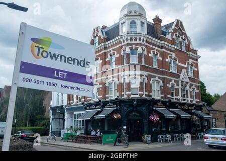Londra, Agosto 2021: Cartello dell'agente immobiliare in Ealing, Londra Occidentale Foto Stock