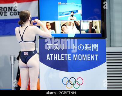 Andrea Spendolini-Sirieix della Gran Bretagna ha un momento di atleta mentre effettua una videochiamata ad amici e parenti compreso suo padre Fred Sirieix dopo aver gareggiato nella finale femminile della piattaforma di 10 m durante le immersioni al Tokyo Aquatics Center il tredicesimo giorno dei Giochi Olimpici di Tokyo 2020 Giappone. Data immagine: Giovedì 5 agosto 2021. Foto Stock