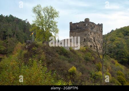 Lato di una torre a Balduinsettk Castello rovine su una collina vicino a Buch, Germania in un giorno di autunno. Foto Stock