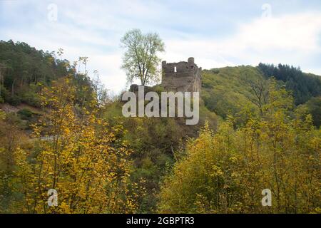 Alberi che cambiano colore in un giorno di autunno alle rovine del castello di Balduinsettk su una collina vicino a Buch, Germania. Foto Stock