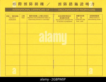 5 agosto 2021, Taipei, Taipei City, Taiwan: Un handout fornito dal Centro di Taiwan per il controllo delle malattie mostra il certificato internazionale di vaccinazione o profilassi (noto anche come il libretto giallo) che è stato recentemente presentato come prova di vaccinazione contro Covid-19 per i viaggi internazionali. Secondo il CDC di Taiwan, le informazioni sull'inoculazione verrebbero sincronizzate da un sistema di registrazione delle vaccinazioni a livello nazionale al certificato internazionale da parte di medici verificati presso istituti riconosciuti in tutta Taiwan, consentendo agli individui che viaggiano all'estero per studi, lavoro o altre attività di dimostrare che Foto Stock