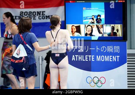 Andrea Spendolini-Sirieix della Gran Bretagna ha un momento di atleta mentre effettua una videochiamata ad amici e parenti compreso suo padre Fred Sirieix dopo aver gareggiato nella finale femminile della piattaforma di 10 m durante le immersioni al Tokyo Aquatics Center il tredicesimo giorno dei Giochi Olimpici di Tokyo 2020 Giappone. Data immagine: Giovedì 5 agosto 2021. Foto Stock