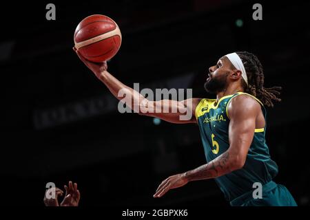 (210805) -- SAITAMA, 5 agosto 2021 (Xinhua) -- Patty Mills of Australia si presenta durante la semifinale maschile di basket tra gli Stati Uniti e l'Australia ai Giochi Olimpici di Tokyo 2020 a Saitama, Giappone, 5 agosto 2021. (Xinhua/Pan Yulong) Foto Stock