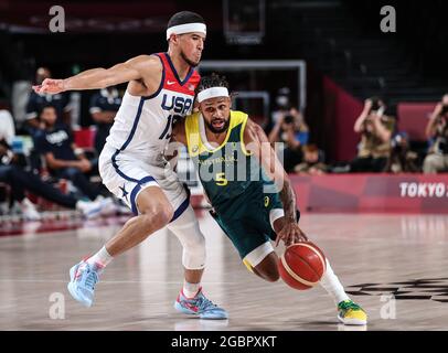 (210805) -- SAITAMA, 5 agosto 2021 (Xinhua) -- Patty Mills (R) dell'Australia compete durante la semifinale maschile di basket tra gli Stati Uniti e l'Australia ai Giochi Olimpici di Tokyo 2020 a Saitama, Giappone, 5 agosto 2021. (Xinhua/Pan Yulong) Foto Stock