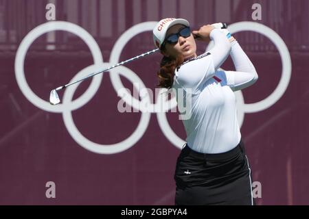 (210805) -- SAITAMA, 5 agosto 2021 (Xinhua) -- il cinese Lin Xiyu compete durante il gioco di colpo individuale delle donne 2° turno di golf ai Giochi Olimpici di Tokyo 2020 a Saitama, Giappone, 5 agosto 2021. (Xinhua/Zheng Huansong) Foto Stock