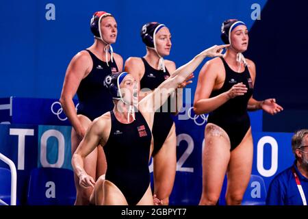 TOKYO, GIAPPONE - 5 AGOSTO: Team United States cheering, Kaleigh Gilchrist of United States durante il torneo olimpico di Waterpolo di Tokyo 2020 Femminifinale tra il team ROC e il team United States al Tatsumi Waterpolo Center il 5 agosto 2021 a Tokyo, Giappone (Foto di Marcel ter Bals/Orange Pictures) Foto Stock