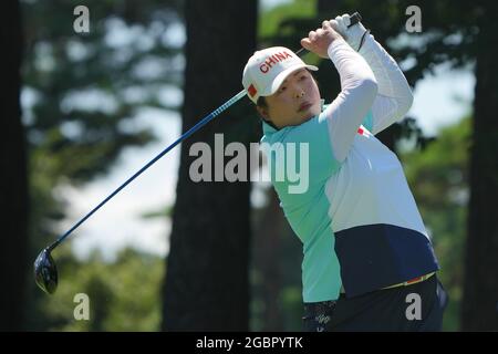 (210805) -- SAITAMA, 5 agosto 2021 (Xinhua) -- il Feng Shanshan della Cina compete durante il gioco di colpo individuale delle donne 2° turno di golf ai Giochi Olimpici di Tokyo 2020 a Saitama, Giappone, 5 agosto 2021. (Xinhua/Zheng Huansong) Foto Stock