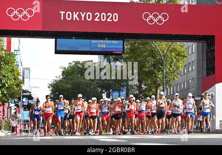 (210805) -- SAPPORO, 5 agosto 2021 (Xinhua) -- gli atleti iniziano durante la finale di 20 km di corsa maschile ai Giochi Olimpici di Tokyo 2020 a Sapporo, Giappone, 5 agosto 2021. (Xinhua/Guo Chen) Foto Stock