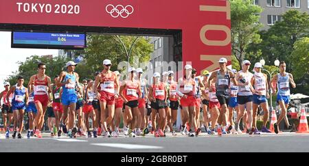 (210805) -- SAPPORO, 5 agosto 2021 (Xinhua) -- gli atleti gareggiano durante la finale di 20 km di corsa degli uomini ai Giochi Olimpici di Tokyo 2020 a Sapporo, Giappone, 5 agosto 2021. (Xinhua/Guo Chen) Foto Stock