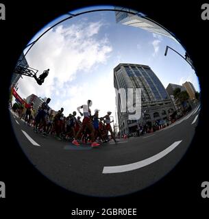 (210805) -- SAPPORO, 5 agosto 2021 (Xinhua) -- gli atleti gareggiano durante la finale di 20 km di corsa degli uomini ai Giochi Olimpici di Tokyo 2020 a Sapporo, Giappone, 5 agosto 2021. (Xinhua/Guo Chen) Foto Stock