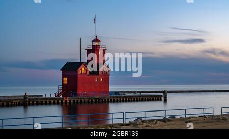 Il crepuscolo si adagia tranquillamente sul Big Red dell'Olanda (noto anche come Holland Harbour), in Olanda, Michigan. Foto Stock