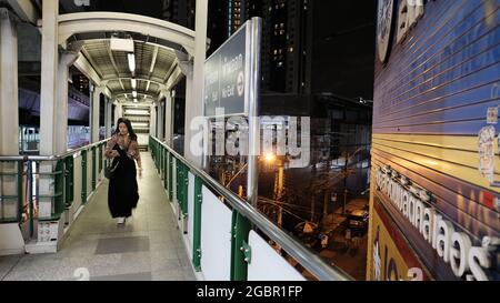 BTS Skytrain pedonale Crosswalk Thong lo Station Sukhumvit Road Bangkok Thailandia Foto Stock