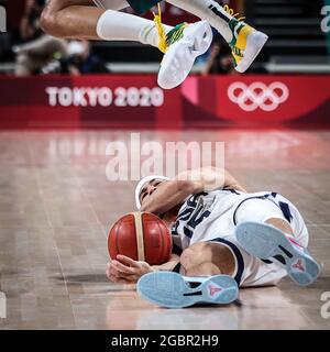 (210805) -- SAITAMA, 5 agosto 2021 (Xinhua) -- Devin Booker degli Stati Uniti cade durante la semifinale maschile di basket tra gli Stati Uniti e l'Australia ai Giochi Olimpici di Tokyo 2020 a Saitama, Giappone, 5 agosto 2021. (Xinhua/Pan Yulong) Foto Stock