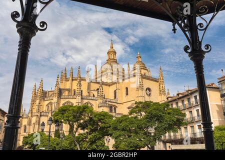 La cattedrale gotica vista attraverso Plaza Mayor, Segovia, Segovia Provincia, Castiglia e Leon, Spagna. La città vecchia di Segovia e il suo acquedotto sono un Foto Stock